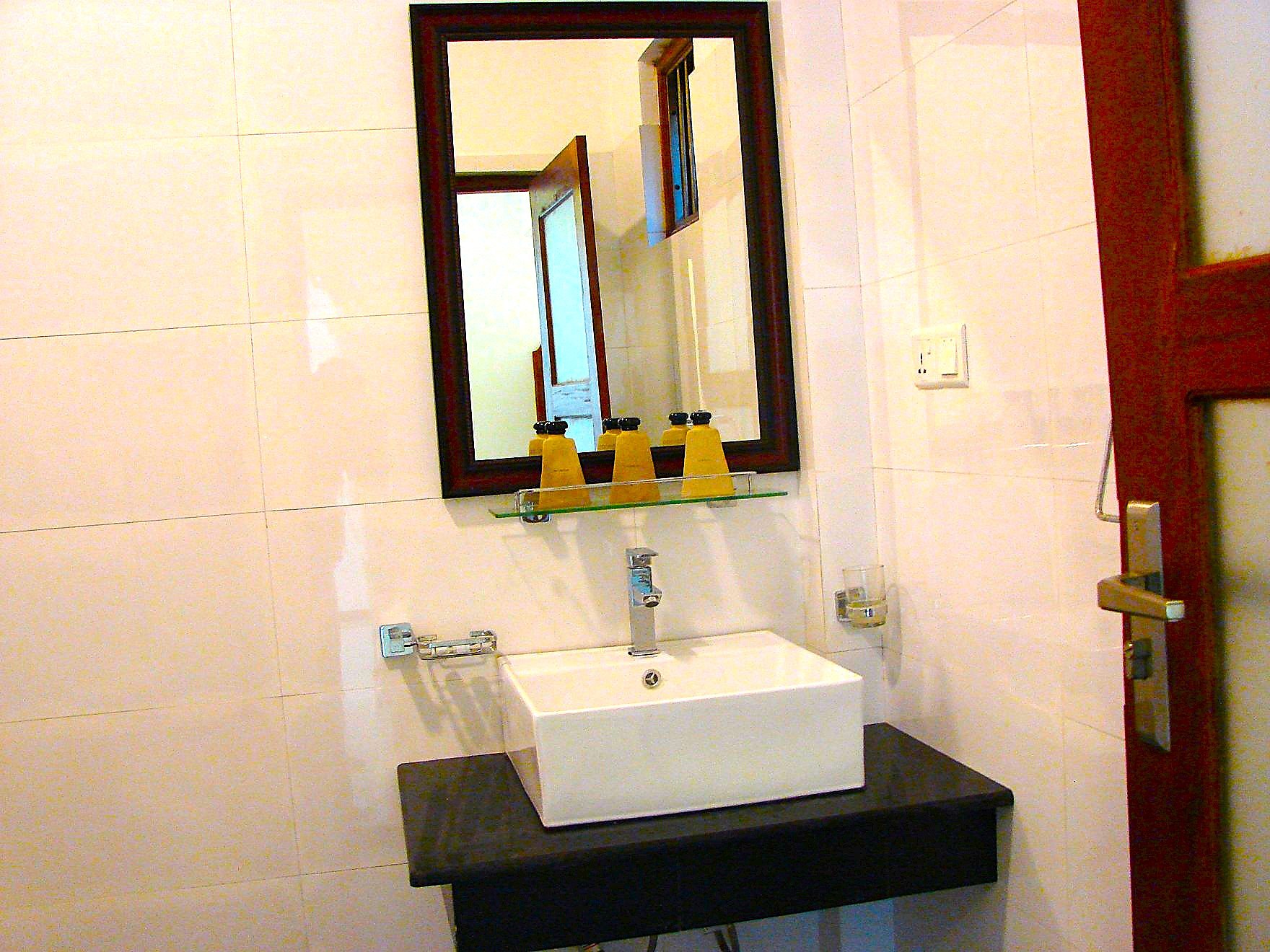 Deluxe Room bathroom