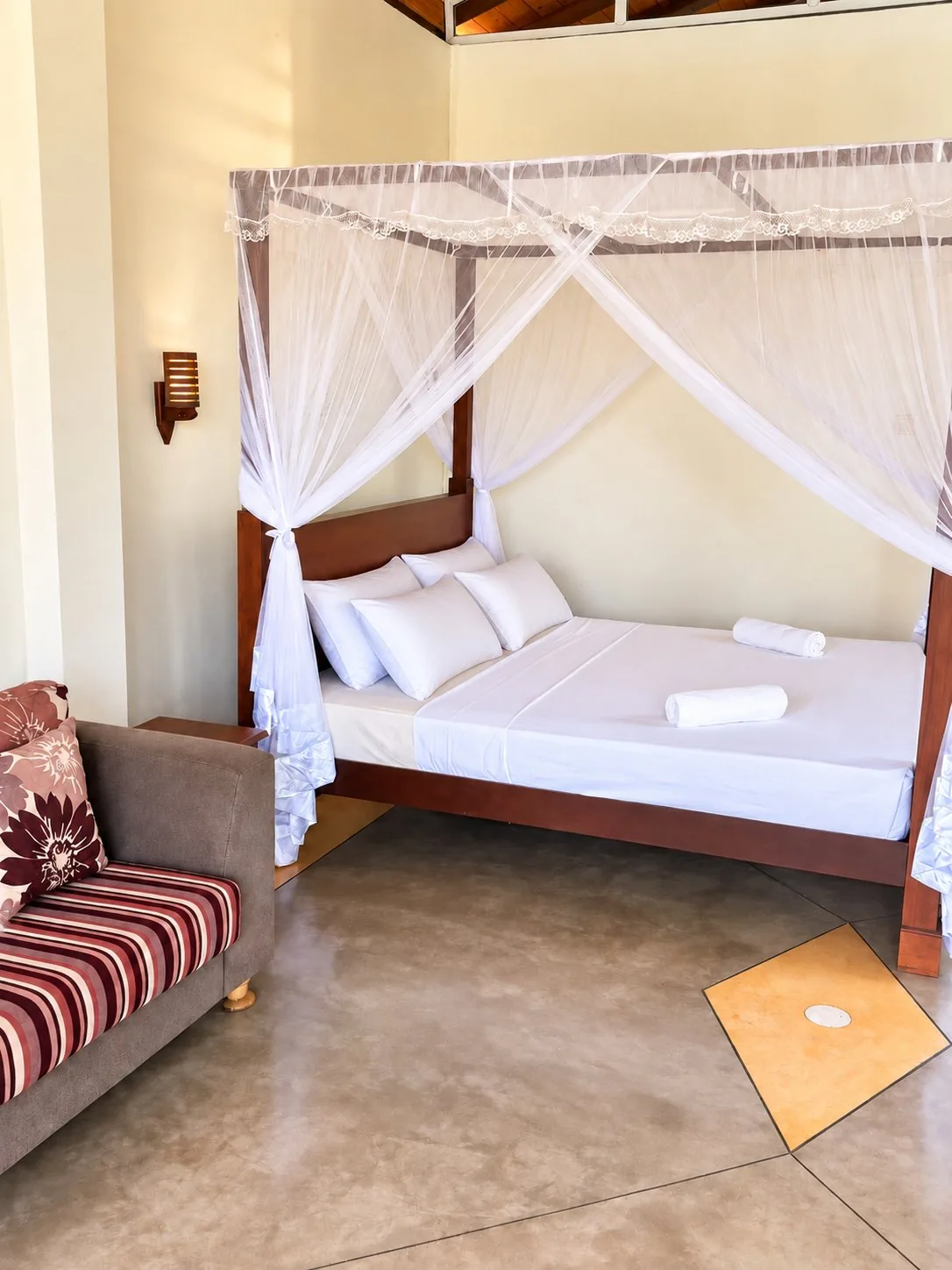 Estuary Suite canopy bed with sofa