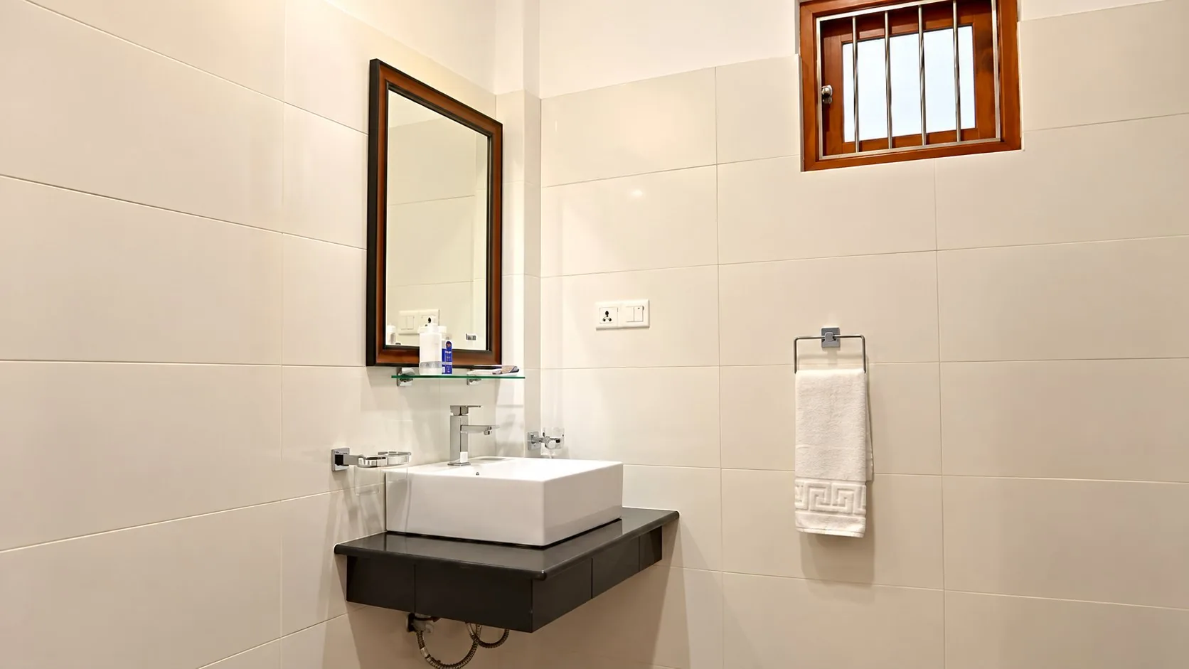 Suite bathroom — vanity, mirror and towels