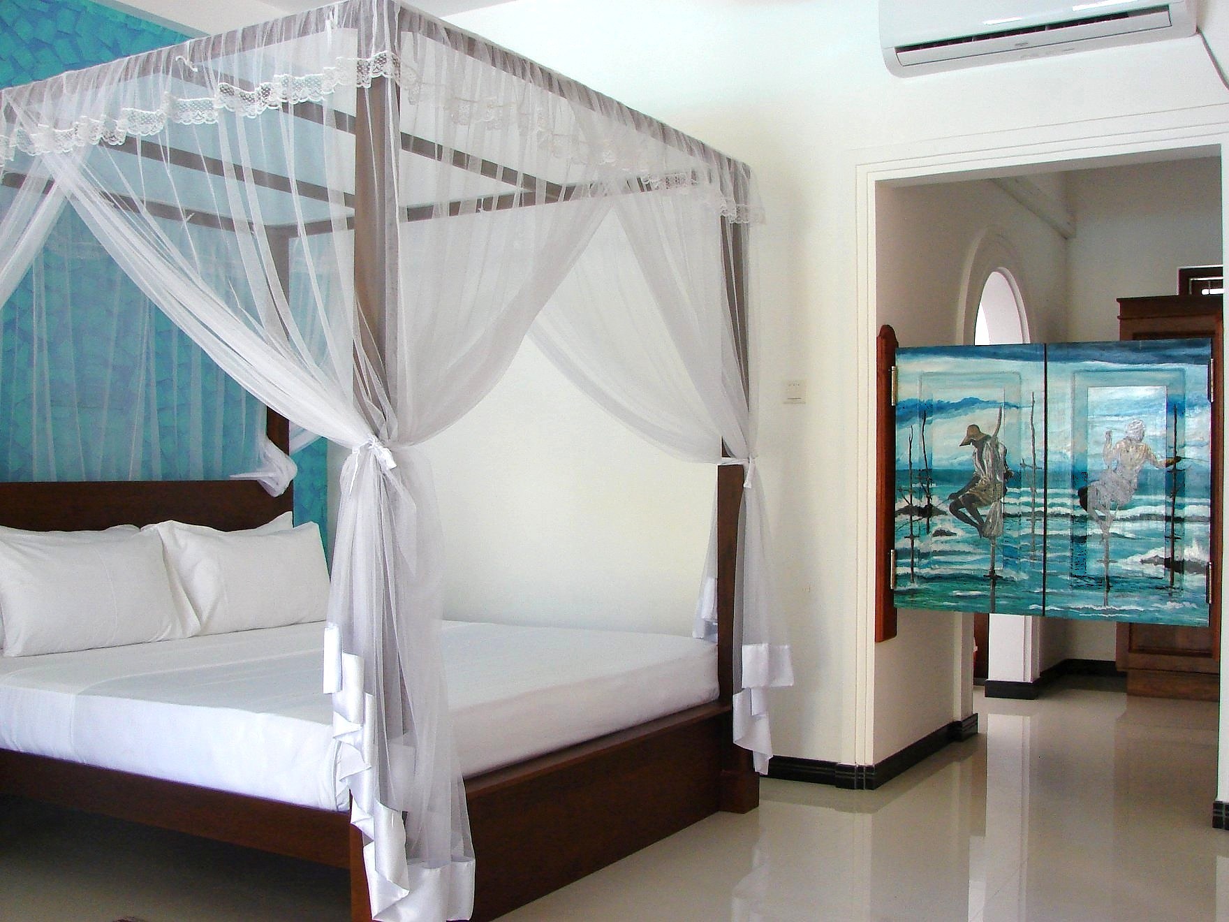 Villa 2 canopy bedroom